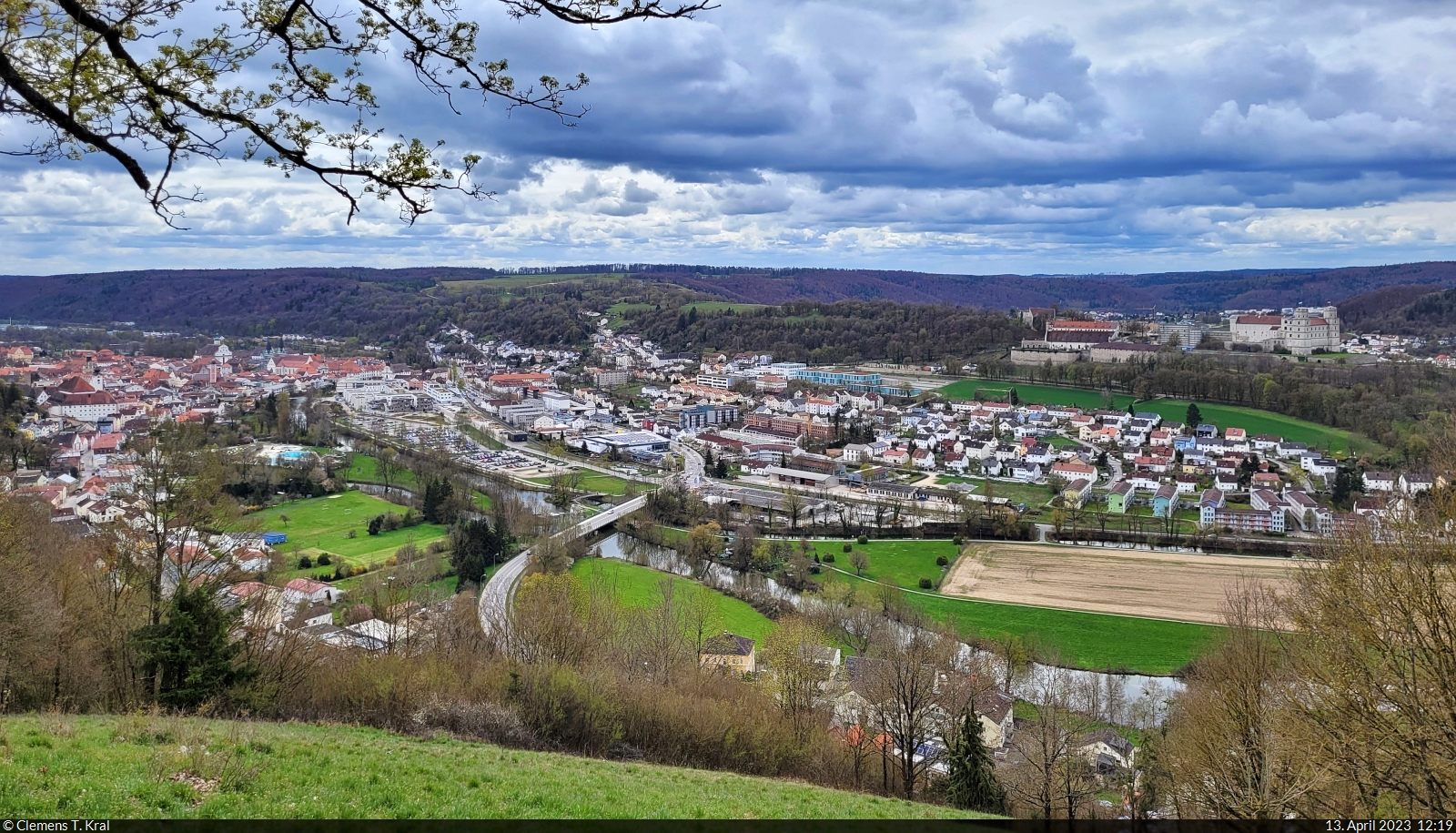 Wer beeindruckende Aussichten über das Altmühltal liebt, der sollte den Eichstätter Panoramaweg erwandern. Auf rund 12 Kilometern Länge kann man an zahlreichen Stellen den Blick schweifen lassen.

🕓 13.4.2023 | 12:19 Uhr