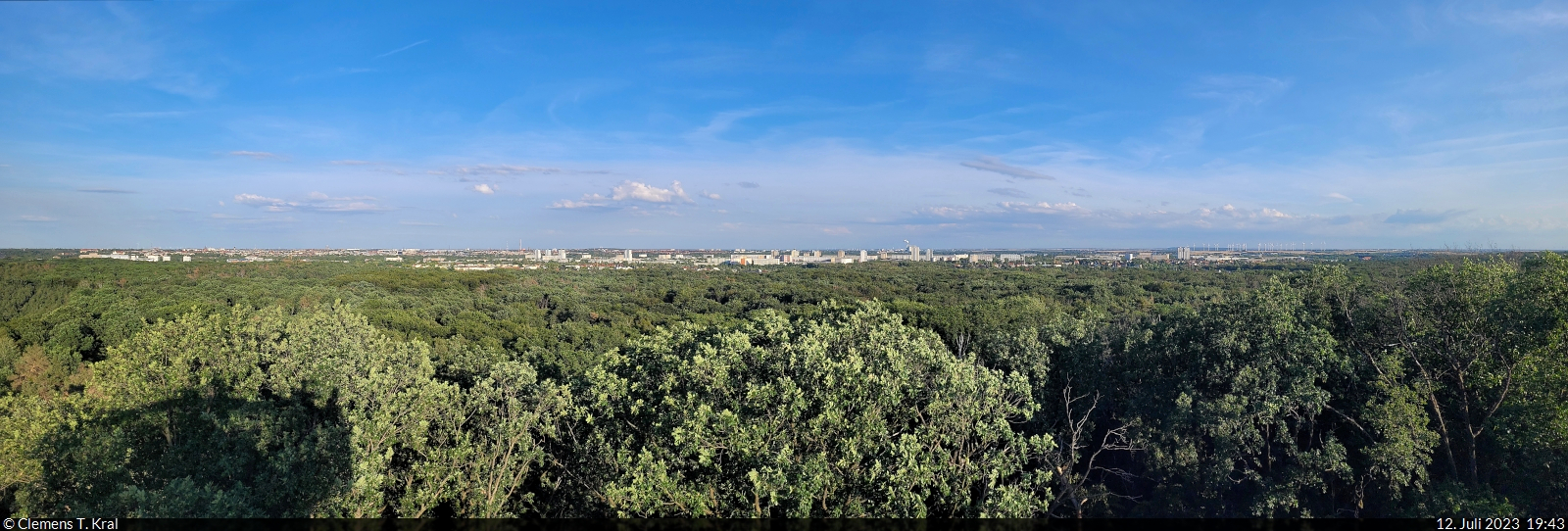 Wie grün die Stadt Halle (Saale) sein kann, das beweist diese Panorama-Aufnahme vom Kolkturm in der Dölauer Heide.

🕓 12.7.2023 | 19:43 Uhr
