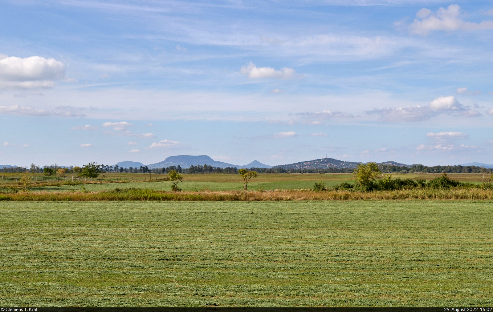 Zwischen Csisztafürdő und Imremajor, südlich von Balatonfenyves (HU), kann man mit einer Schmalspurbahn fahren und bei angenehmem Fahrtwind die Landschaft am Plattensee genießen.

🕓 29.8.2022 | 16:02 Uhr