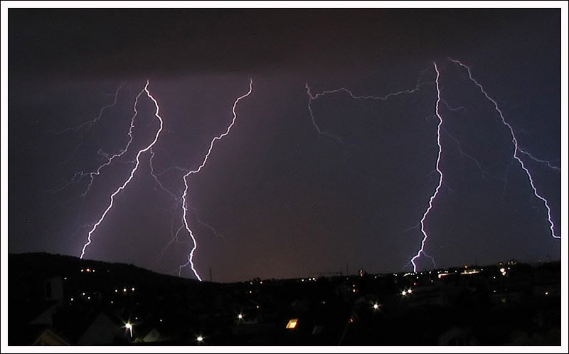 . Blitze -

Ein kräftiges Gewitter über Stuttgart, von unserem Balkon aus gesehen. 

Sommer 2005 (J)