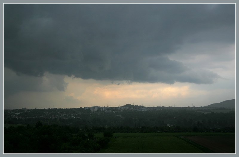 . Die dunklen Wolken verdrängen allmählich die letzten hellen Flecken am Himmel über Waiblingen. 

09.06.2007 (M)