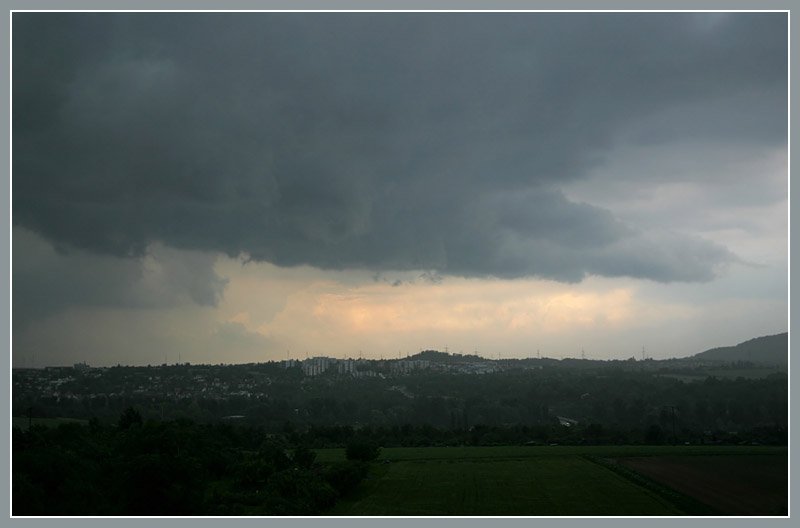 . Die dunklen Wolken verdrängen allmählich die letzten hellen Flecken am Himmel über Waiblingen. 

09.06.2007 (M)