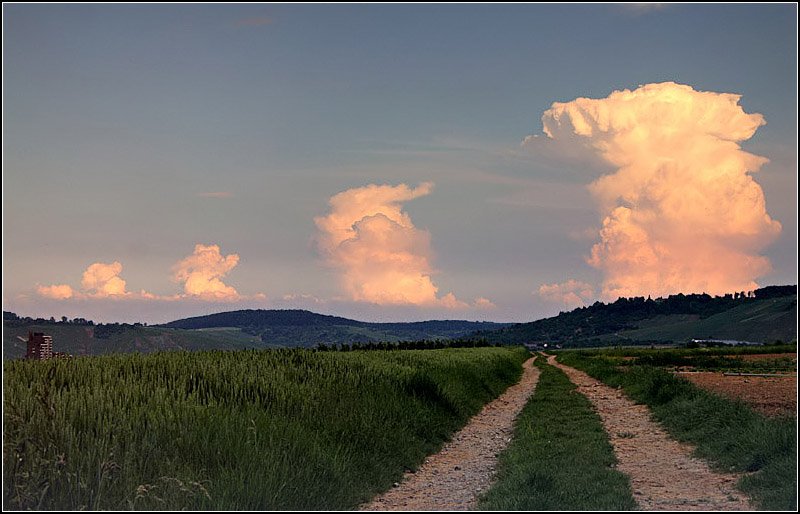 . Vier Wolkentürme - Die Wolken zeichnen den Verlauf, der von hier aus nicht sichtbaren Schwäbischen Alb nach. Blick nach Osten ins Remstal. 

21.05.2007 (M)