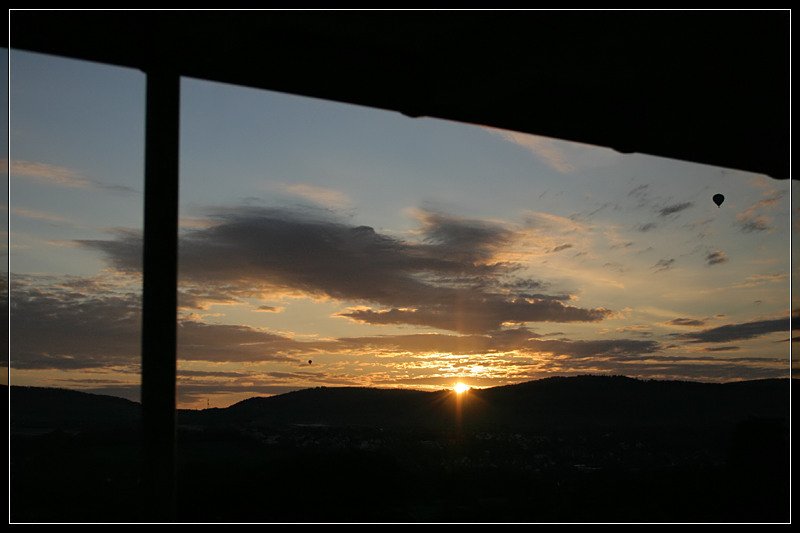 . Zwei Ballone auf dem Weg in Richtung Sonnenaufgang - 

Remstal 24.06.2007 (M)