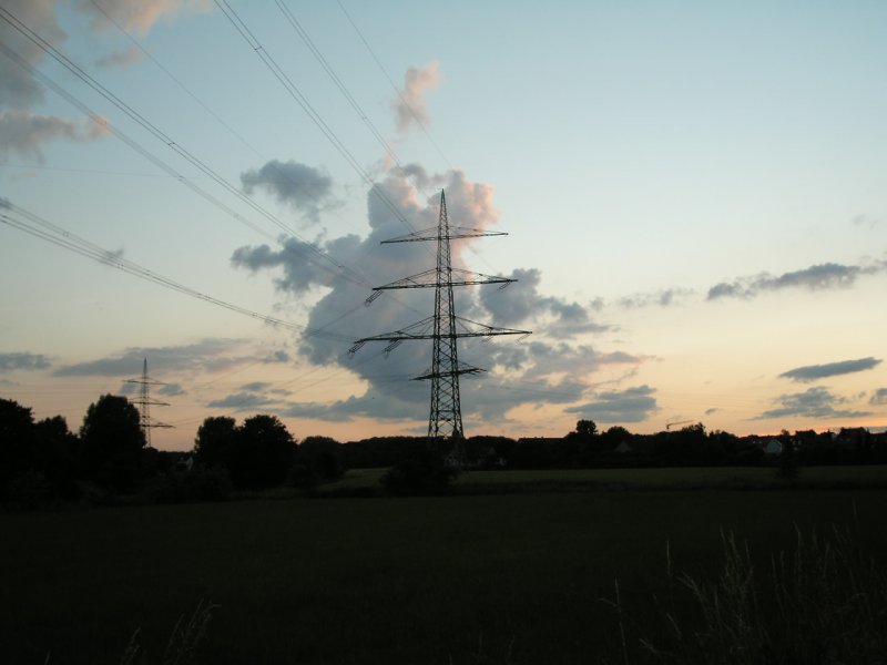 Abendhimmel mit Wolken und Hochspannungsmast im Münsterland am 19.06.2004.