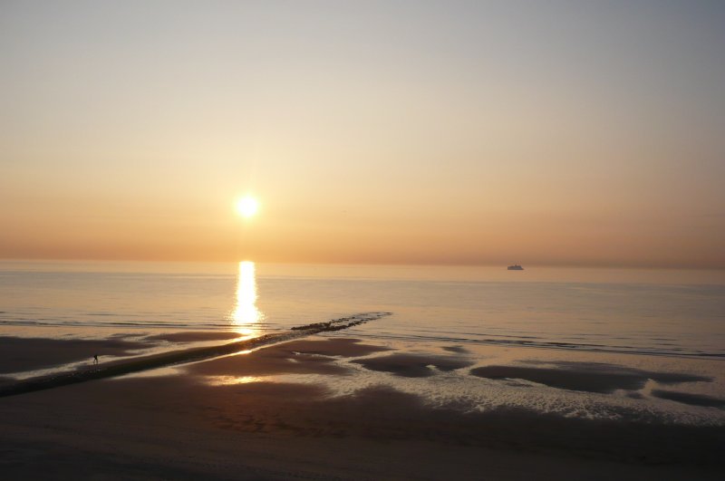 Abendliche Stimmung in Oostende, mit Sicht auf die Nordsee, den darin spiegelnden Sonnenuntergang und einer aus England kommenden Fhre, die hier in baldiger Krze in den Hafen einlaufen wird.
(28.05.09)
