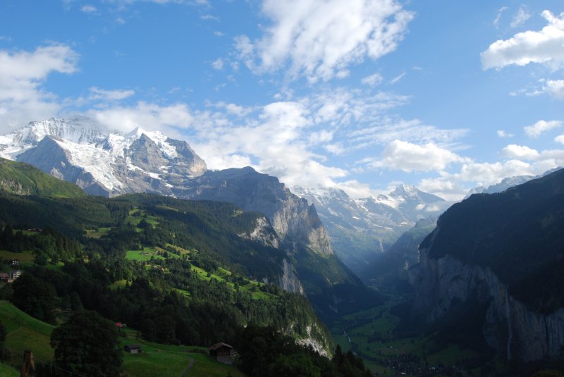 Abendlicher Blick von Wengen auf die Jungfrau, das Silberhorn und ins Lauterbrunnental. Aufgenommen am 13.08.2009