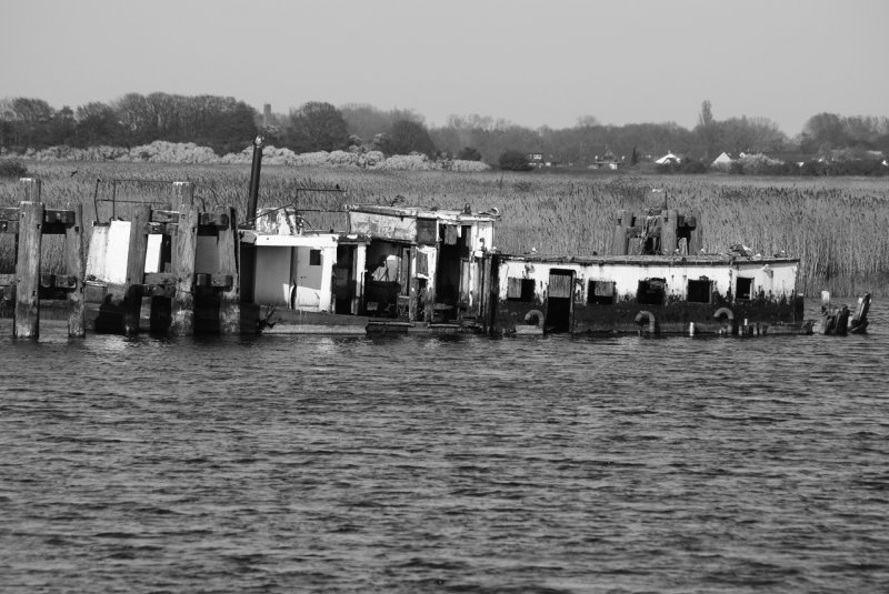 Abgesoffen im Hafen von Gager. Ein Idyll, dessen Tristesse nur in Schwarzweiss zum Ausdruck kommt. 