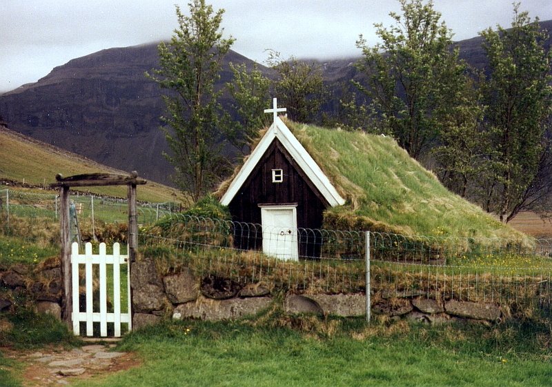 Alte Kirche neben dem Museums-Bauernhof bei Kalfafell im Juni 1997.
