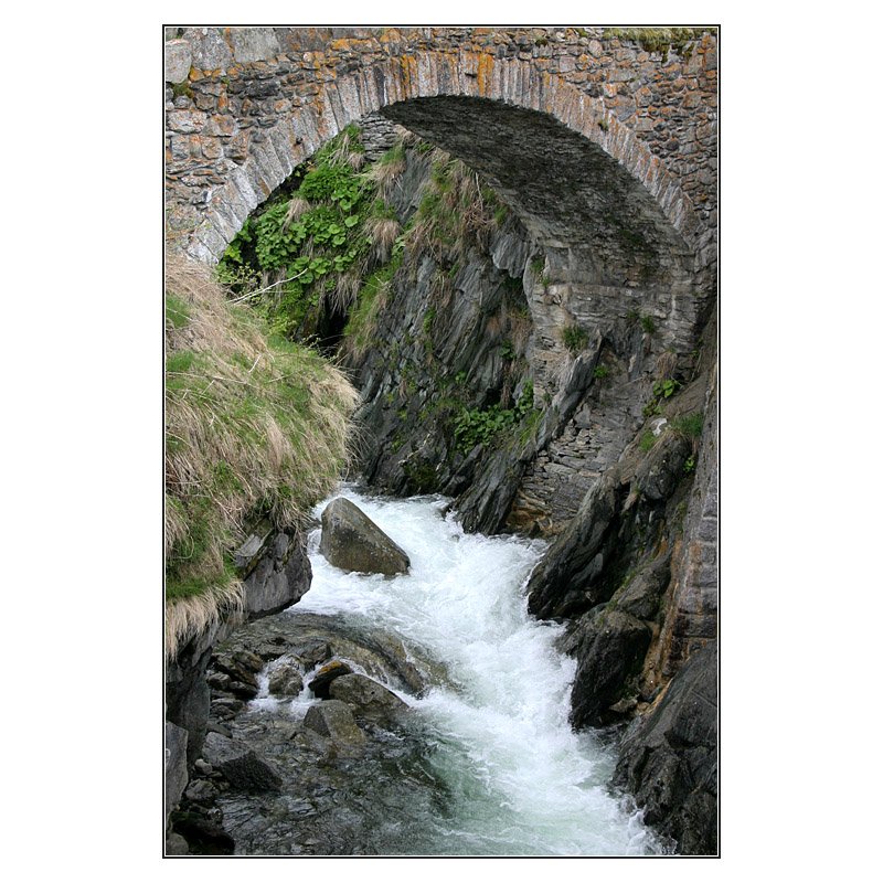 Alter Bogen -

Die alte Steinbrücke über die Gotthardreuss in Hospental. 

22.05.2008 (M)