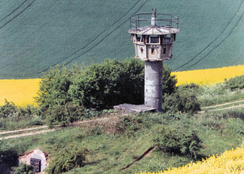 Alter Wachturm an der ehemaligen innerdeutschen Grenze - Anfang der 90iger Jahre.