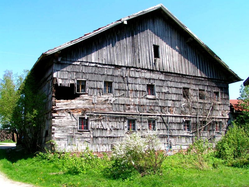 Altes Holzbauernhaus, dem Verfall preisgegeben; 080427