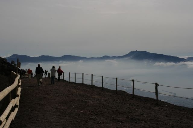 Am 16.03.08 lag der Golf di Napoli wieder unter der typischen Dunstschicht. Doch diesmal endete sie ca. in 700m Hhe und darber lagen klare Luftschichten mit einer guten Fernsicht. Blick vom Vesuv zu den Gipfeln der Costiere Sorrentina.