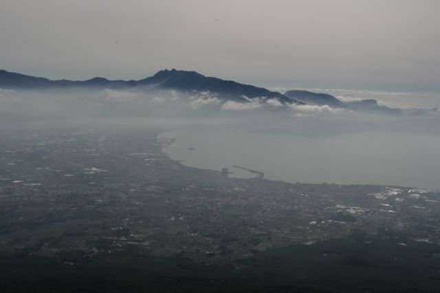 Am 16.03.08 lag der Golf di Napoli wieder unter der typischen Dunstschicht. Doch diesmal endete sie ca. in 700m Hhe und darber lagen klare Luftschichten mit einer guten Fernsicht. Blick vom Vesuv zu den Gipfeln der Costiere Sorrentina.