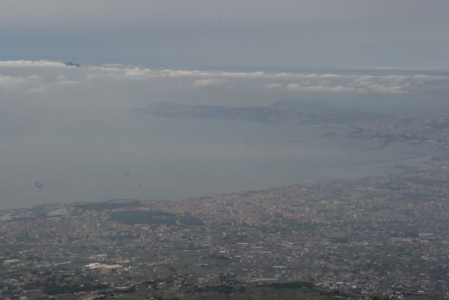 Am 16.03.08 lag der Golf di Napoli wieder unter der typischen Dunstschicht. Doch diesmal endete sie ca. in 700m Hhe und darber lagen klare Luftschichten mit einer guten Fernsicht. Whrend Napoli unter der Smok- und Dunstschicht liegt, ragt der Gipfel des 788m hohem Monte Epomeo auf Ischia aus der Dunstschicht.