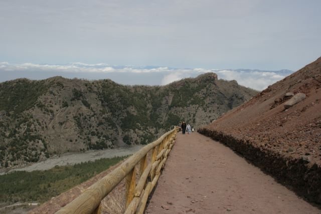 Am 16.03.08 lag der Golf di Napoli wieder unter der typischen Dunstschicht. Doch diesmal endete sie ca. in 700m Hhe und darber lagen klare Luftschichten mit einer guten Fernsicht. Blick vom Vesuv zu den Gipfeln der Apenien.