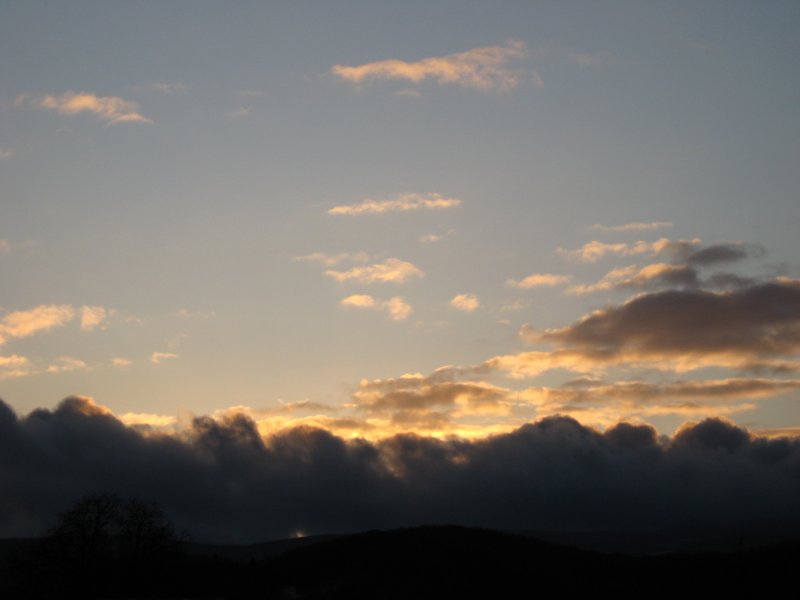 Am 2.2.2008 von Wernigerode aus wunderschn mit anzusehen, der Sonnenuntergang hinter der Nebelwolke, die den Brocken seit 2 Wochen einhllt. 