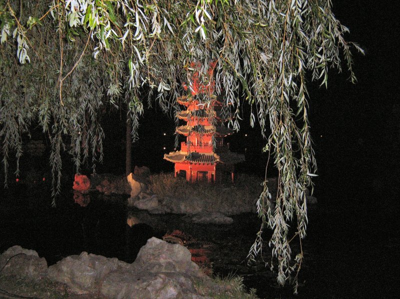 Am Abend im chinesichen Garten. BVG-Party am 18.9.2008 in den Grten der Welt, Berlin-Marzahn