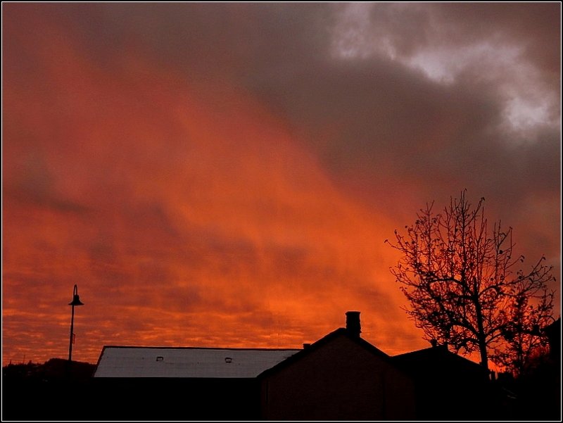 Am Abend des 27.11.08 sah es in Erpeldange aus, als wrde die Stadt Wiltz brennen. (Jeanny)