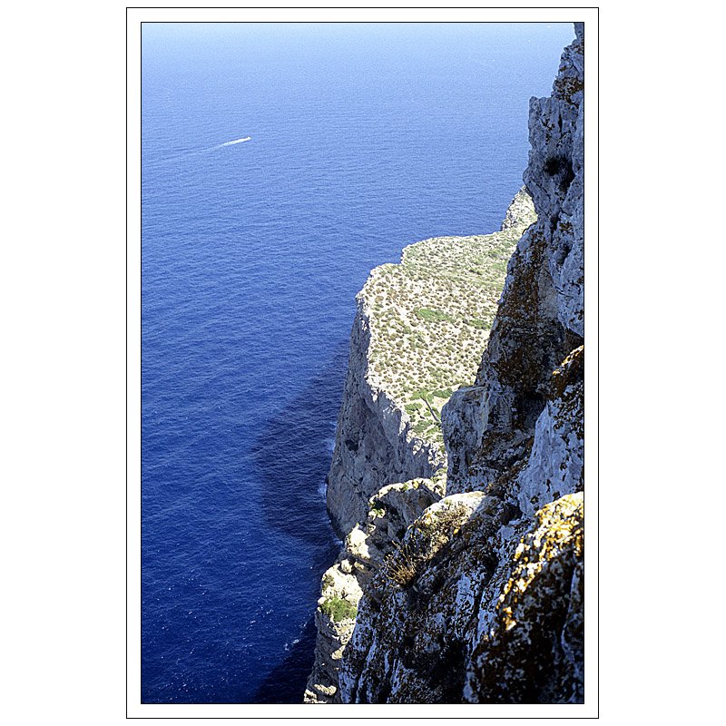 Am Abgrund zum Meer - 

Auf dem Gipfel einer kleinen Insel bei Mallorca. 

2005, Scan vom Dia (M)