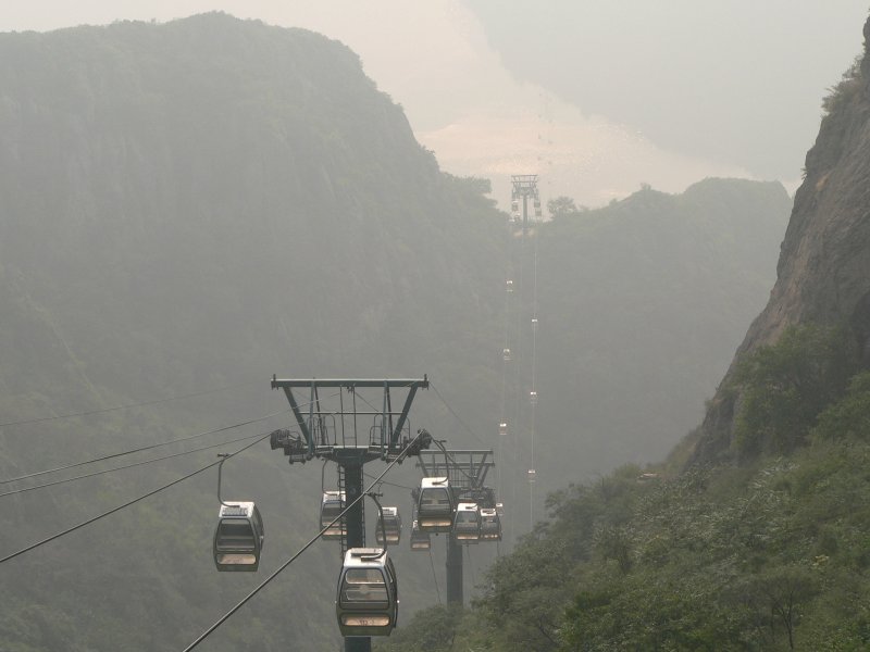 Am  Ende  des Ausflugs - hier kann man nicht weiterwandern - warten zwei kilometerweit reichende Seilbahnen darauf, durch malerische Landschaften zu fahren. 16.9.2007, Jiao Shan