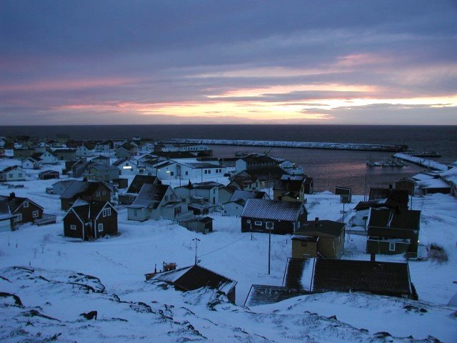 Am Horizont kndigt sich die erste Sonne nach der zweimonatigen Polarnacht an. Die ersten Lichtstrahlen lockten am Mittag dieses Tages noch alle Bewohner auf die Straen. Kiberg liegt an der Barentsee, auf der Varangerhalvya und ist einer der stlichsten Punkte von Norwegen. Hier erreicht das Land bzw. unser Kontinent die Arktische Klimazone; 21.01.2001