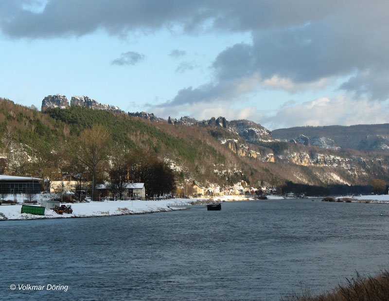 An einem Winternachmittag an der Elbe mit Blick auf die Schrammsteine - 27.01.2007
