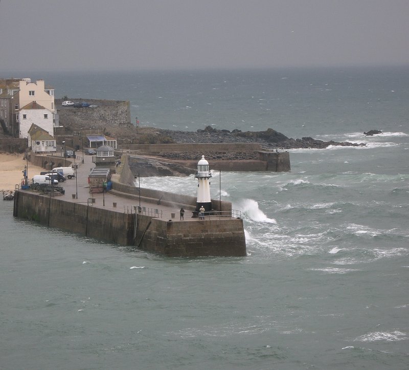 Angler und Fotografen trotzen dem starken Ostwind in St Ives 
(18.04.2008)