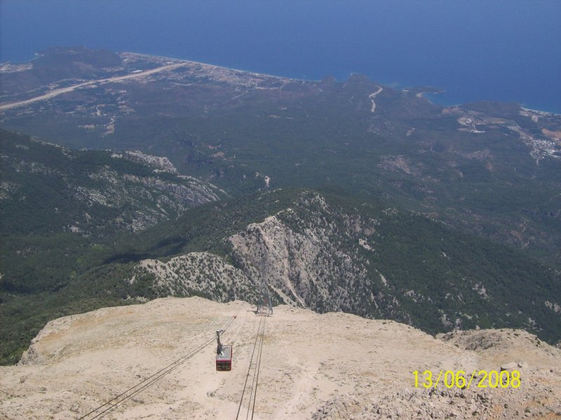 Ankommende Seilbahn zum Tahtali (2365m).
Ausblick in Richtung Camyuva, Kiris und Phaselis.