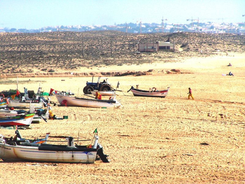 ARMAÇÃO DE PÊRA, 10.02.2005, hier gehen noch vereinzelt Fischer ihrer schweren Arbeit nach, im benachbarten Albufeira ziehen die Baukräne einen Hochhauskomplex nach dem anderen hoch