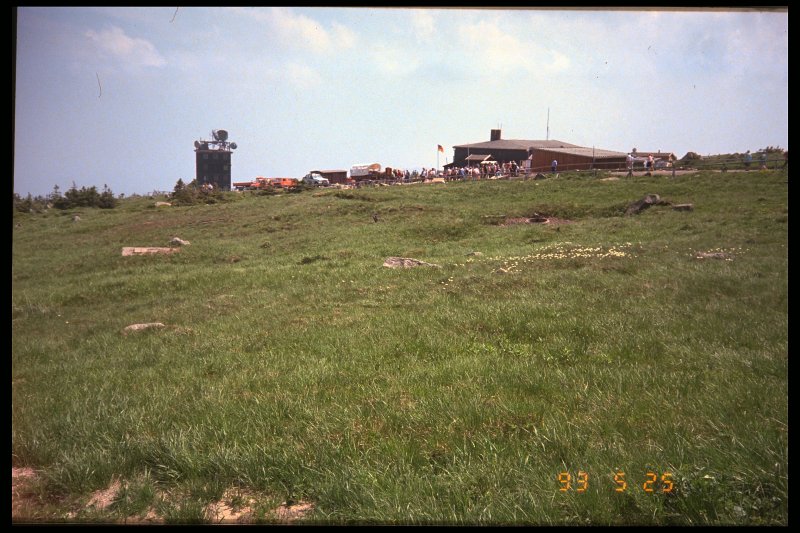 Auf dem Brocken, Blick zum Brockenbahnhof, dig. Dia von 1993

http://www.landschaftsfotos.eu/bilder/thumbs/tn_9811.jpg