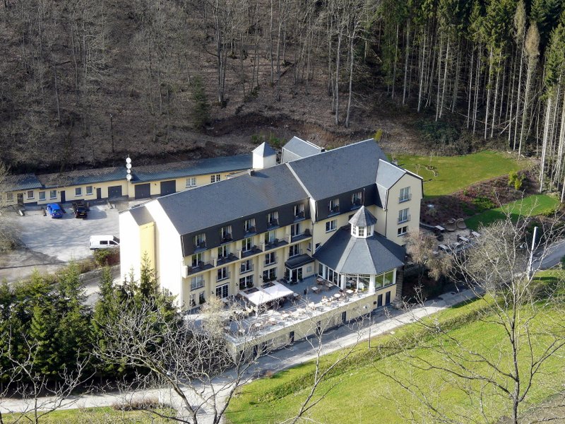 Auf dem Campingplatz Buurschter-Plage (Luxemburg) befindet sich das Hotel Belair. Das Bild wurde unterhalb der Burg von Bouscheid am 29.03.08 gemacht.