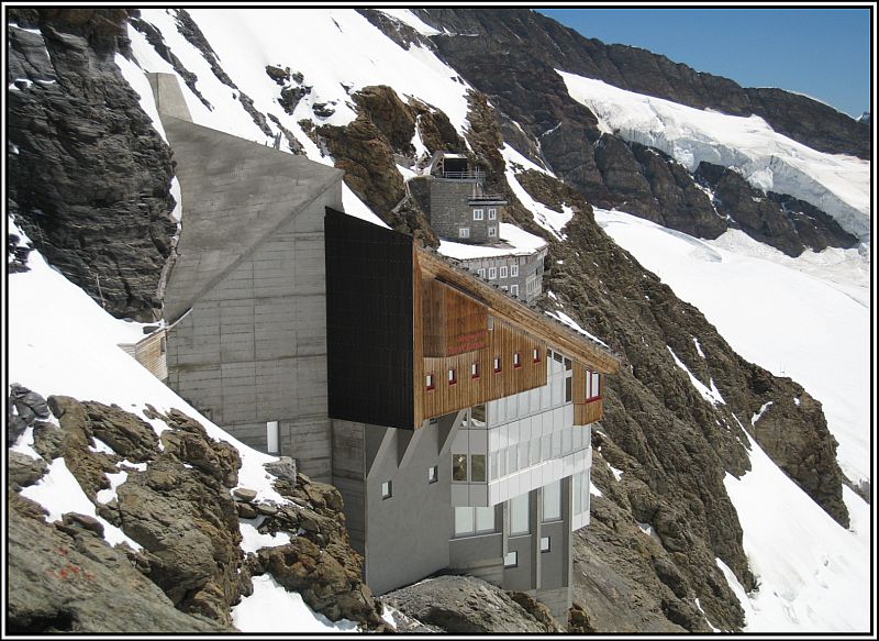 Auf diesem Bild sieht man einen Teil der Gebudekomplexe am Jungfraujoch. Im vorderen, modernen Bauwerk befinden sich u.a. ein Restaurant, das ltere Gebude im Hintergrund dient als Forschungsstation. (24.07.2008) 