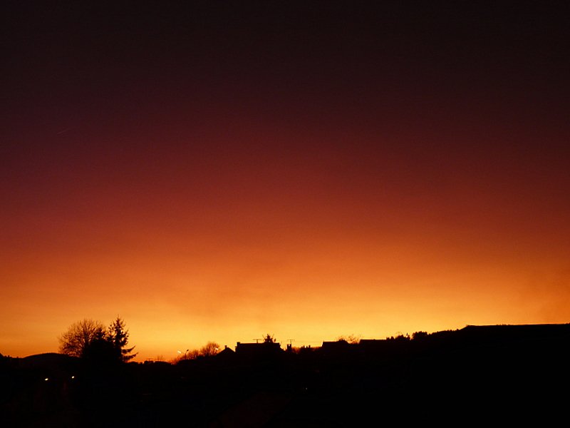 Auf diesem Bild sieht man dass die Nacht sehr schnell nach dem Sonnenuntergang hereinbrach. Das Bild wurde in Erpeldange/Wiltz (Luxemburg) am 18.02.08 gemacht.