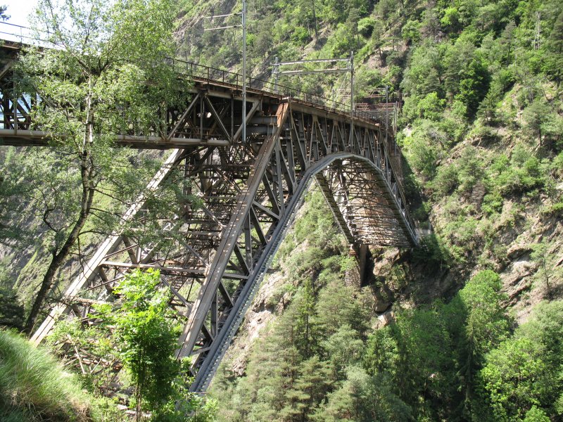 Auf der Wanderung von Hohtenn nach Ausserberg stellt die 136 Meter lange Bietschtalbrcke einen besonderen Hhenpunkt dar.
