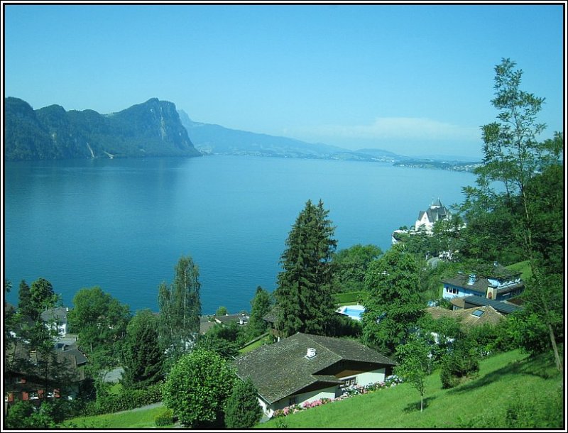 Auffahrt zur Rigi Kulm am 20.07.2007 von Vitznau aus. Der Blick geht durch die Scheiben des Triebwagen hin zum Vierwaldsttter See. Die Farben sind etwas seltsam; ich vermute, dass die Scheiben des Triebwagens das einfallende Licht gefiltert haben. Ich habe mal nichts daran gendert.