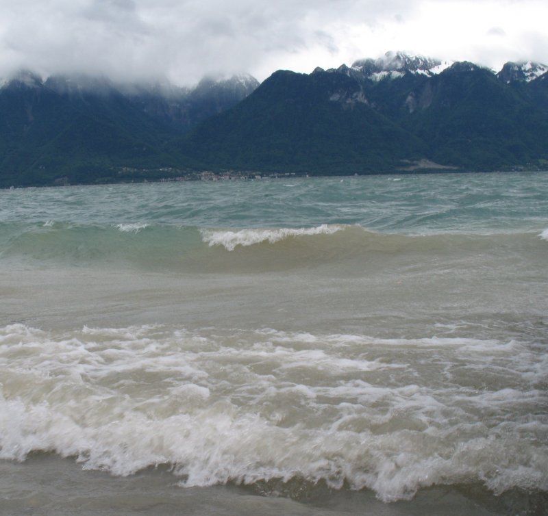 Aufgewhlt laufen die Wellen am Ufer aus...
(29.05.2007) 