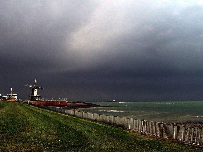 Aufzug einer Gewitterfront an der Westerschelde bei Vlissingen.
Aufn. Aug.2006