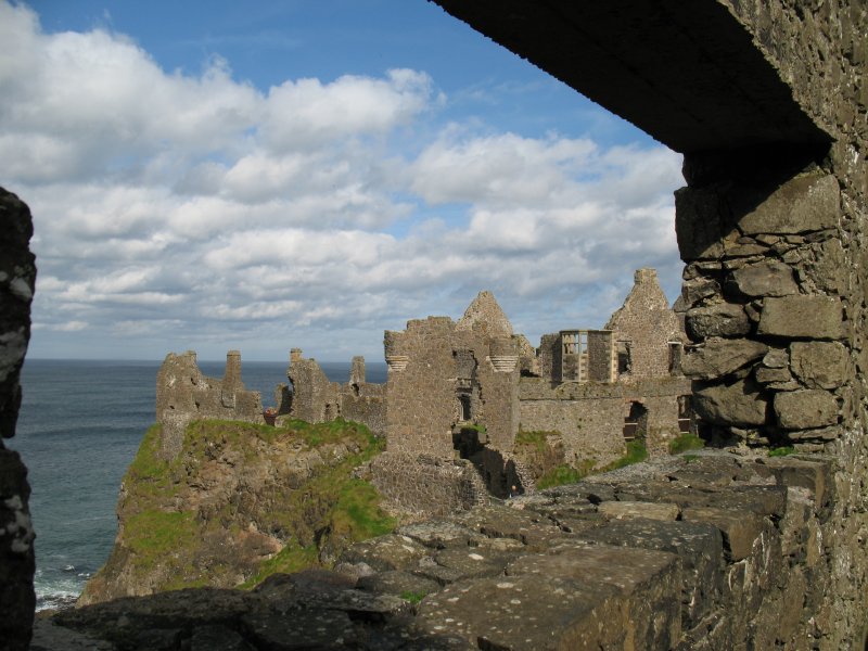 Ausblick auf die Nordseite des Schlosses.
Ein Sturm im Jahre 1639 brachte einen Teil der Klippe zum Einsturz und riss damit auch einen Teil der Kche in die Tiefe. 
( September 2007)