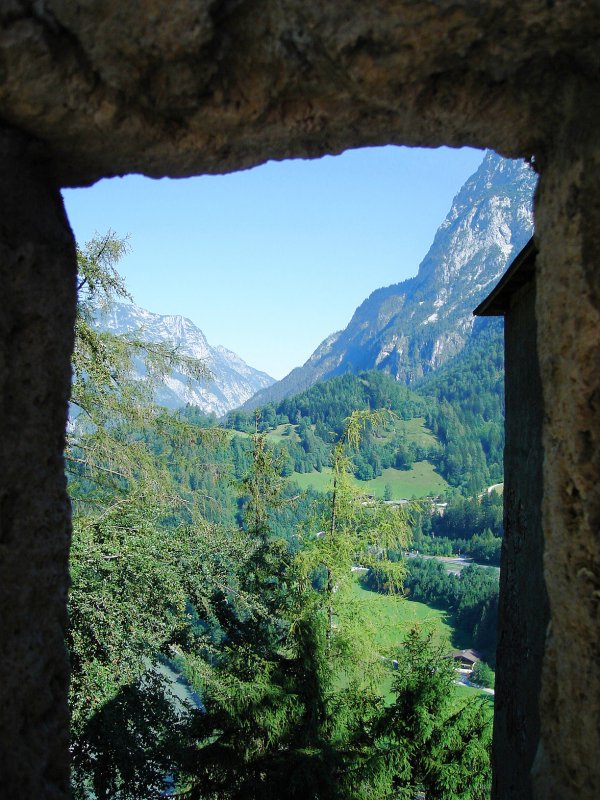 Ausblick von der Burg Hohenwerfen in das Salzachtal. Links ist das Hagen - und rechts das Tennengebirge zu erkennen.  8.8.09