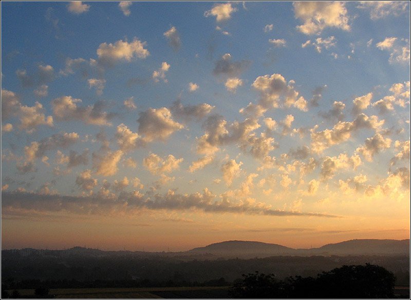 Ausblick morgens um kurz nach sechs am 17. Juli 2005 von unserer Haustüre aus. (Matthias)