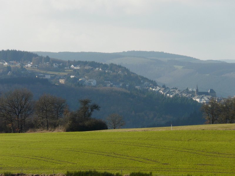 Aussicht auf Oberwiltz (Luxemburg) aufgenommen in der Nhe von Merkholz am 06.01.08. Rechts erkennt man die Kirche Notre Dame (18. Jahrhundert).