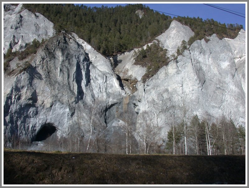 Aussicht vom Bahnsteig in Versam-Safien auf die Stelle, wo vor zwei Jahren ein Felssturz in den Rhein bei einer picknickenden Schulklasse fr nasse Fsse sorgte. (04.03.2007)