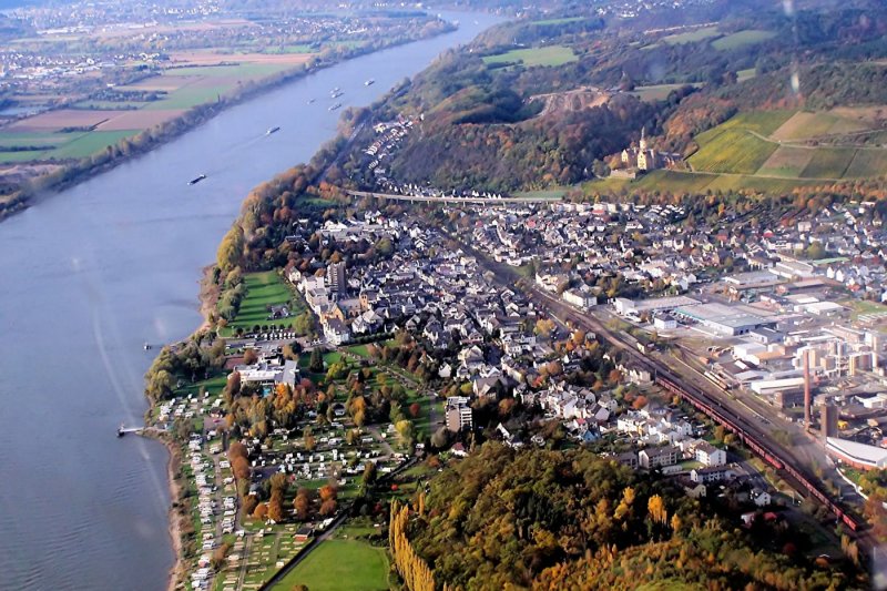 Bad Hnningen am Rhein mit Blickrichtung Norden - Luftaufnahme vom Oktober 2002