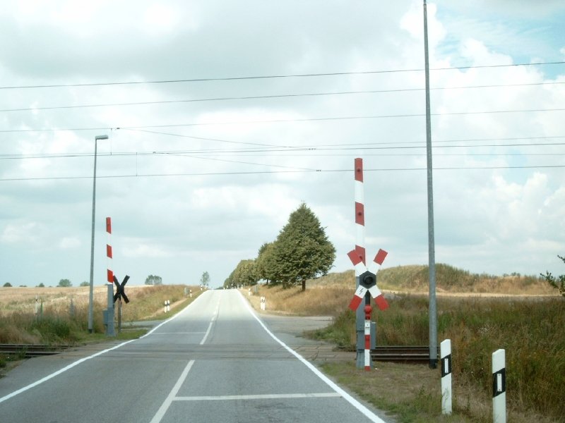 Bahnbergang bei Ventschow (Nordwestmecklenburg) der Bahnstrecke Schwerin-Bad Kleinen-Rostock (05. August 2006)