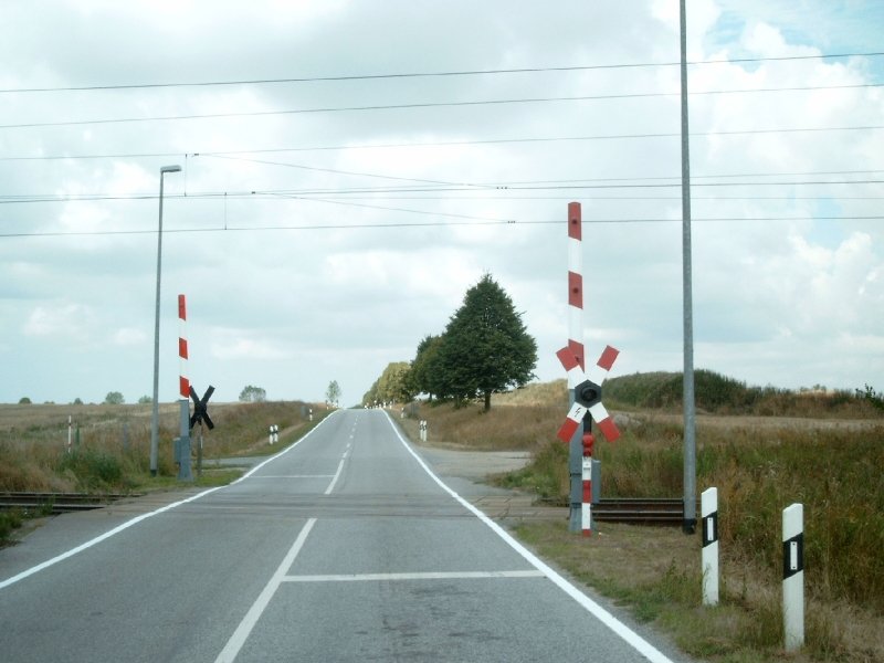 Bahnbergang bei Ventschow (Nordwestmecklenburg) der Bahnstrecke Schwerin-Bad Kleinen-Rostock (05. August 2006)