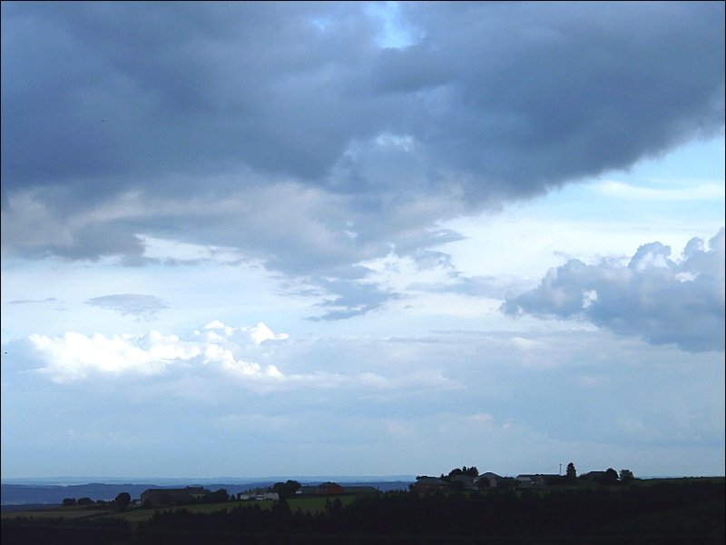 Bedrohlicher Himmel am 17.08.08 aufgenommen zwischen Heiderscheid und Eschdorf. (Jeanny)