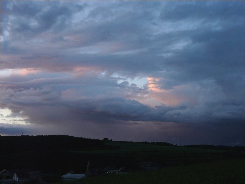 Bedrohlicher Himmel ber Erpeldange/Wiltz (Luxemburg) am 21.05.08.