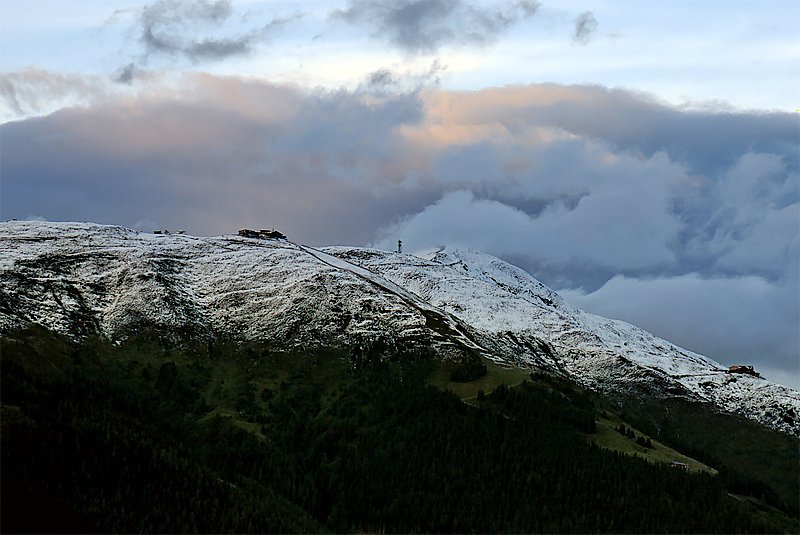 Beginnender Sonnenaufgang ber dem Wildkogl bei Neukirchen. Anfang Juli 2007 morgens um 06:00 Uhr liegt das  Wildkoglhaus  noch im Schnee...