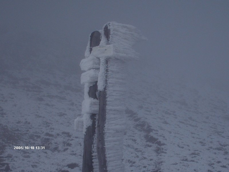 Beim wandern im Urlaub 2005 in Jasna fiel mir das auf. Wir wollten gerade auf dem hchsten Berg in der Niedere Tatra. Dies ist ein Wegweiser.